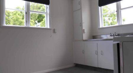 Freshly Renovated 2 Bedroom Duplex - Quiet Cul-de-Sac Living - Photo 3