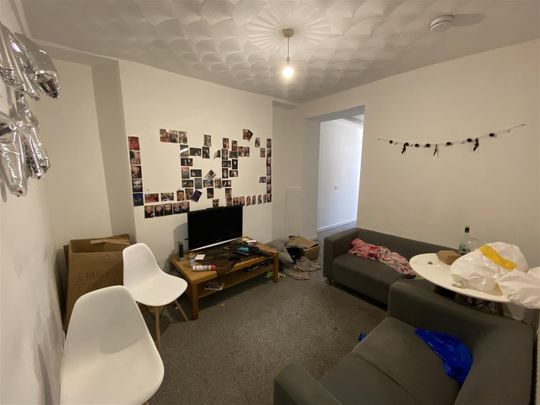 Room For Rent Queen Street, Pontypridd - Photo 1