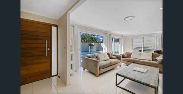 Furnished - Immaculate single level home in a quiet cul-de-sac set - Photo 1