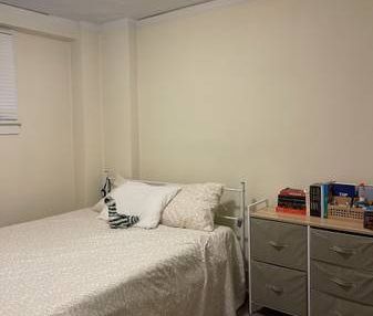 $300 / 2br - TAYLOR SWIFT ROOM AVAILABLE/Downtown - Photo 1