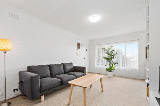 CONVENIENTLY LOCATED ONE BEDROOM APARTMENT! - Photo 1