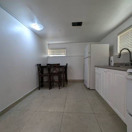 A single house with 1 bed 1 bath at the rear floor - Photo 3