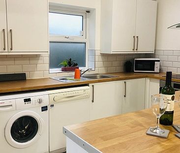 Stunning 6 bedroom student property with 2 modern bathrooms - Photo 4