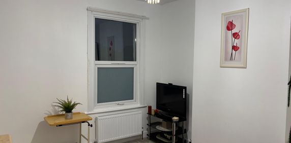 Ensuite room close to ilford station ideal for working female- £700 pcm - Photo 2