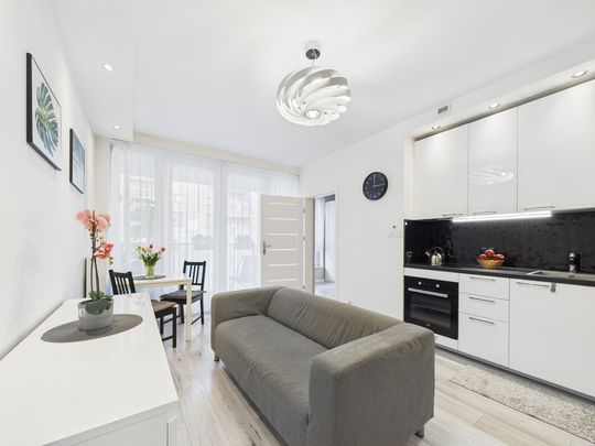 2 pokoje, balkon i garaż – komfort i styl w jednym - Photo 1