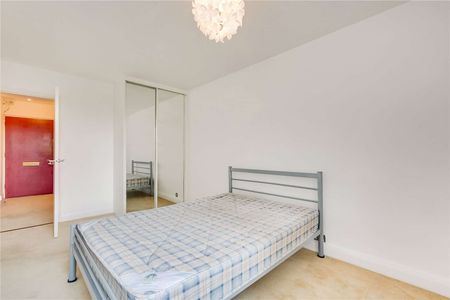 A well presented one bedroom property with communal swimming pool located close by to Clapham Junction station. - Photo 3