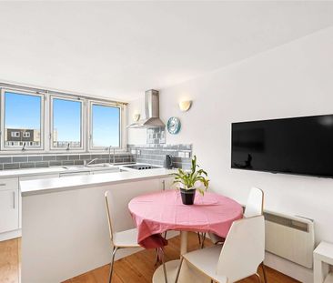 A newly decorated 3 double bedroom flat - Photo 6