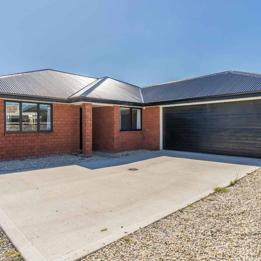 Modern easy care and spacious - Photo 1