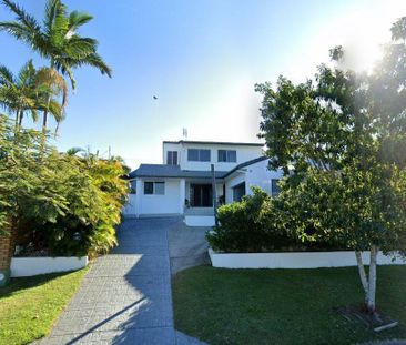 Comfortable Family Living in a Prime Hollywell Location - Photo 5