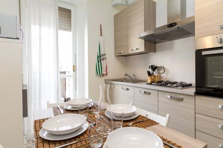 Elegant private room located on Via Maniago - Photo 2