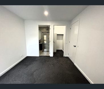 2/10 Trewheela Avenue, Manifold Heights, Vic 3218 - Photo 3