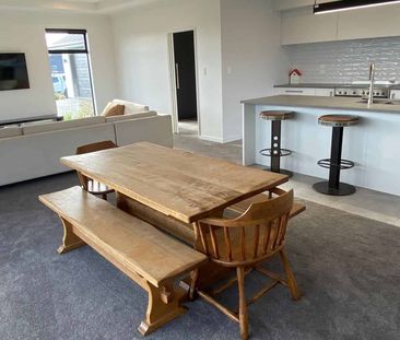 ROLLESTON - 4 BEDROOM, TRIPLE GARAGE, PET NEGOTIABLE - Photo 1