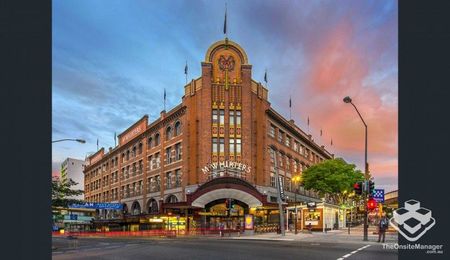 TWO BEDROOMS LUXURY APARTMENT IN THE ICONIC MCWHIRTERS BUILDING - Photo 2