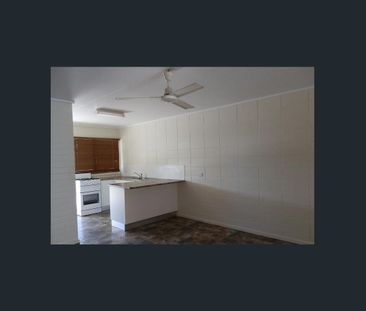 2/33 Surrey St, Hyde Park, Qld 4812 - Photo 1