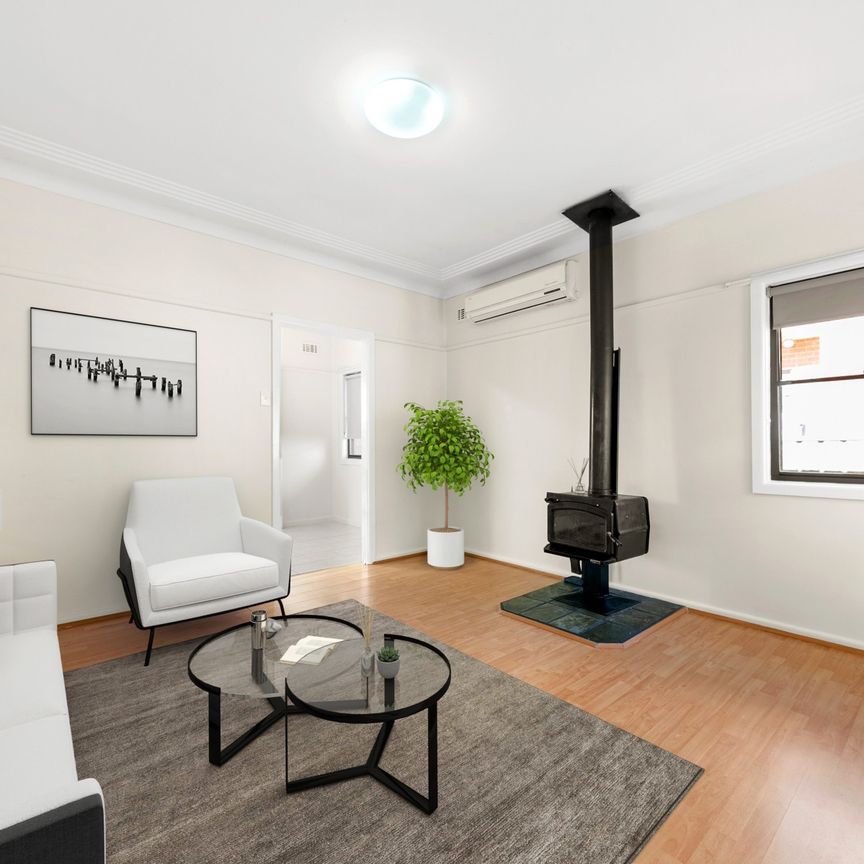 Perfectly Located Three Bedroom Family Home with Air Conditioning! - Photo 1