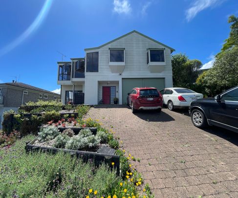 Spacious 5-Bedroom Home for Rent - Photo 1