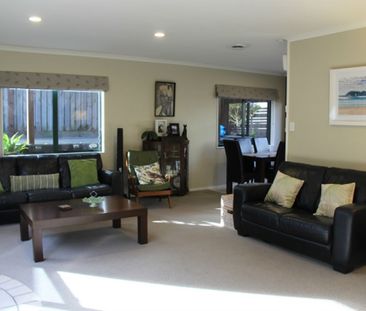 Dickson Delight - Papamoa - Photo 1