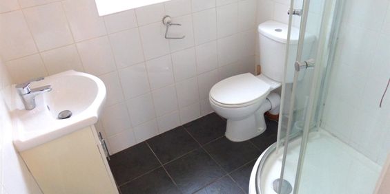 Clark Way, Heston, Hounslow - Photo 3