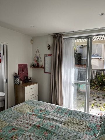 Stylish 3BR Townhouse in Newtown - Photo 4