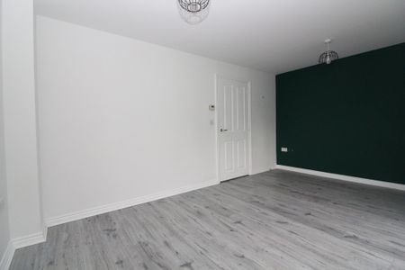 3 Bedroom Semi-Detached House - Photo 2