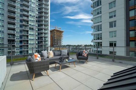 Stunning 2 bed + flex PENTHOUSE with massive rooftop patio! - Photo 2