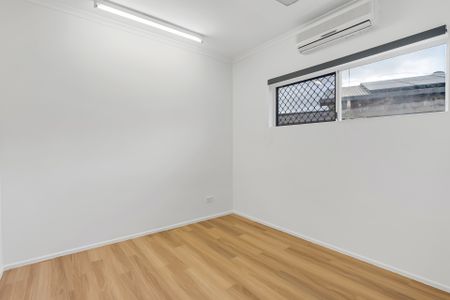 SPACIOUS FAMILY HOME IN SOUGHT AFTER EDMONTON! - Photo 2