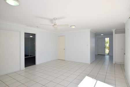 THIS TIDY ENTRY LEVEL, LOW MAINTENANCE HOME WILL NOT DISAPPOINT! - Photo 2