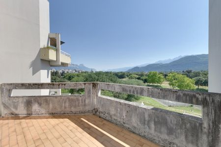 BEAU 4 PIÈCES + CUISINE DE 94,79M2 EN ÉTAGE ÉLEVÉ AVEC GARAGE ECHIROLLES PLACE DE LA COMMUNE - Photo 5