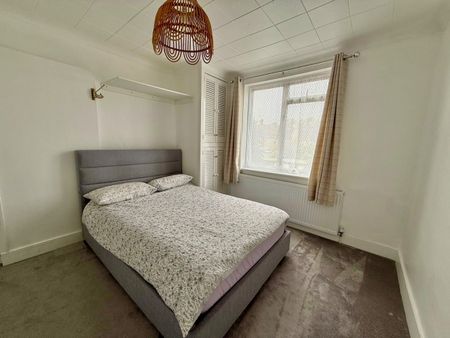 3 Bed End Terrace, Wilmington Gardens, IG11 - Photo 5