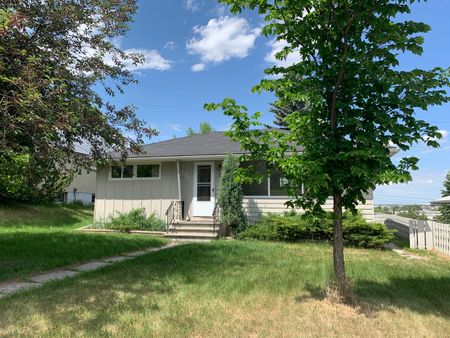 2 bdrms up 2 bdrms down well maintained Main Floor home in Winston heights! - Photo 4