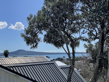 Solid, Spacious and Sunny family home! - Photo 3