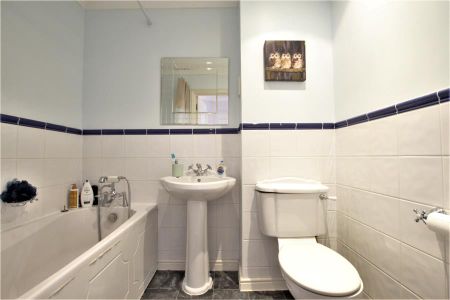 Barker Road, Chertsey - 2 bedrooms Property for lettings - Seymours - Photo 4