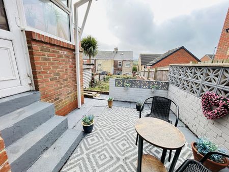 2 bedroom end of terrace house to rent - Photo 5