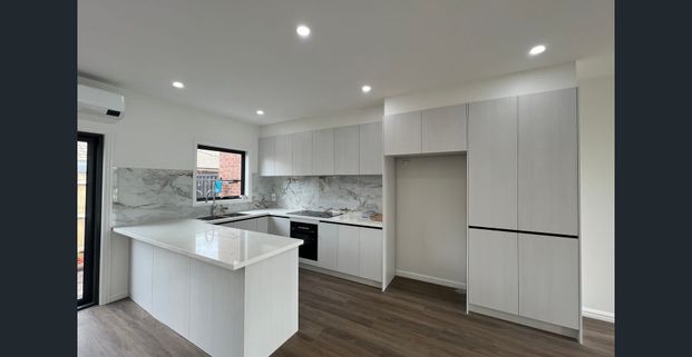 BRAND NEW, LUXURIOUS, THREE BEDROOM DOUBLE STOREY TOWNHOUSE! - Photo 1