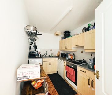Room in a Shared Flat, Winnipeg Quay, M50 - Photo 1