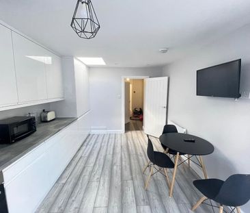 Room in a Shared House, Tavistock Crescent, CR4 - Photo 4