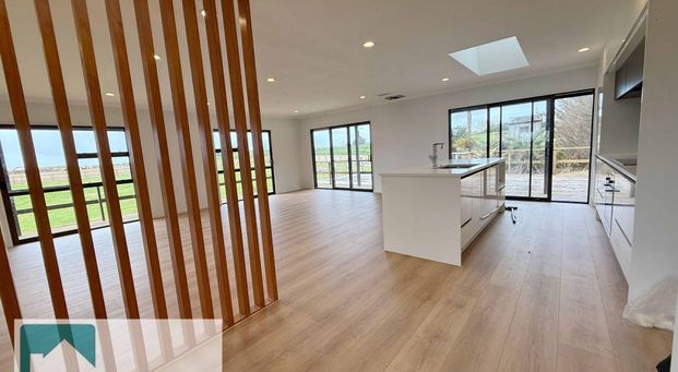 4 Bedrooms Modern House in Drury - Photo 1