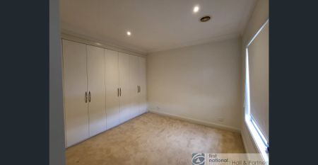 Spacious Townhouse - Photo 4