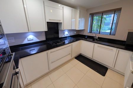 4 bedroom townhouse to rent - Photo 5