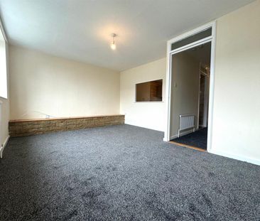 3 Bedroom Maisonette - Upper To Let - Photo 2