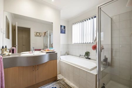 Comfortable 3-Bedroom Family Home with Excellent Entertaining Space! - Photo 2