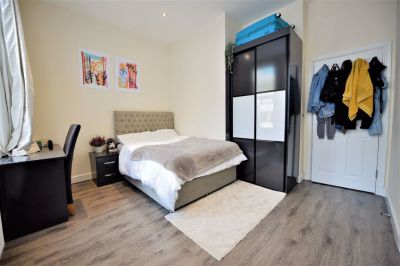 2 bedroom Flat in Aire Street, Leeds - Photo 3