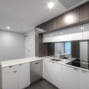 MODERN AND LUXURIOUS IN A GREAT LOCATION - Photo 2
