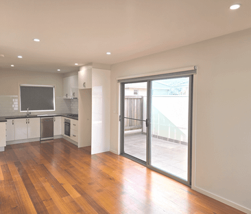 Stylish, Light-Filled Townhouse in Prime Location - Photo 5