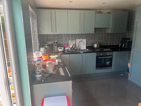 1 bedroom in a house share to rent - Photo 4