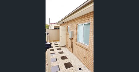 Independent 2 bedroom house/granny flat with separate entry. - Photo 5
