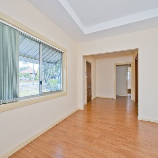 3 BEDROOM FAMILY HOME - Photo 1