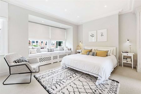 A beautifully presented five bedroom family home on a popular road in Wandsworth. - Photo 5