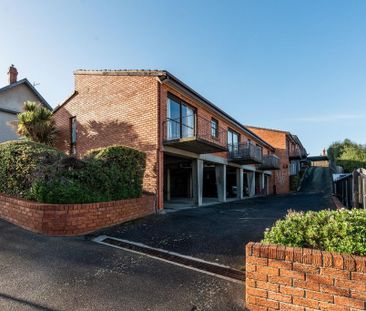 Conveniently Located One-Bedroom Flat - Photo 3