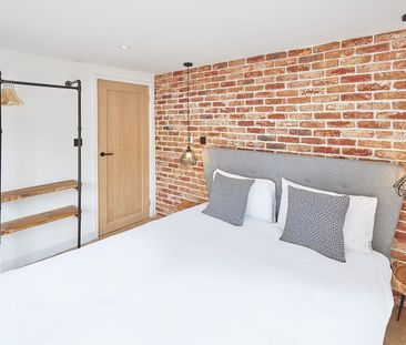 Golden Lion Bank - Photo 3